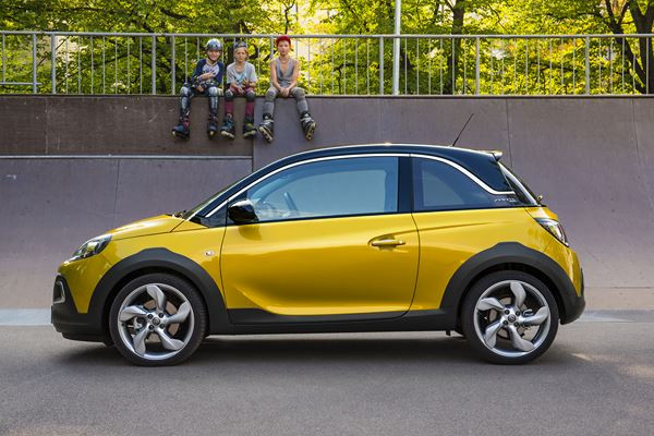 Le mini crossover urbain découvrable Opel Adam Rocks sort des sentiers battus