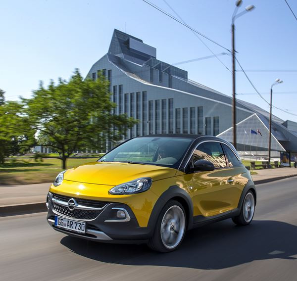 Le mini crossover urbain découvrable Opel Adam Rocks sort des sentiers battus