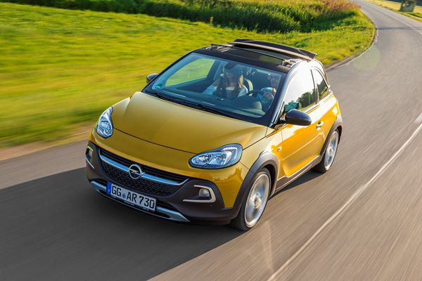 Le mini crossover urbain découvrable Opel Adam Rocks sort des sentiers battus