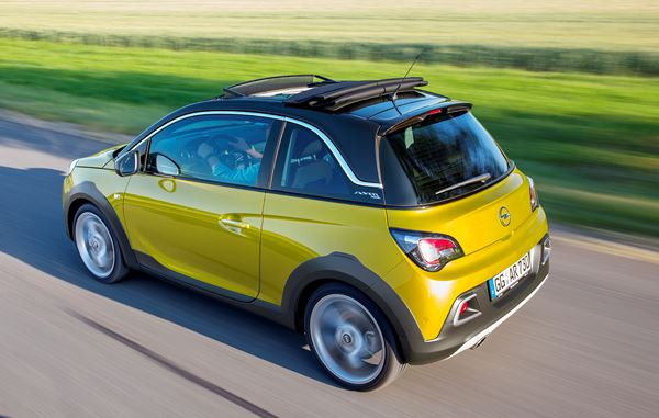 Le mini crossover urbain découvrable Opel Adam Rocks sort des sentiers battus