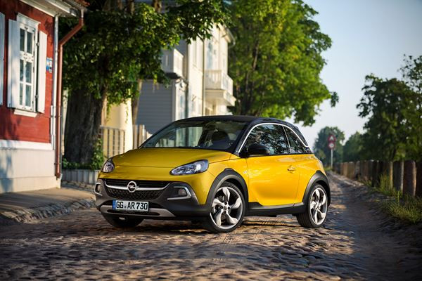 Le mini crossover urbain découvrable Opel Adam Rocks sort des sentiers battus