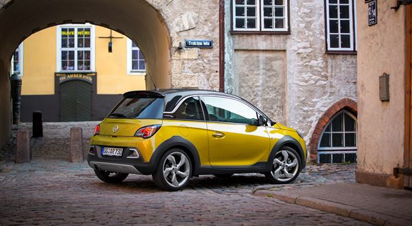 Le mini crossover urbain découvrable Opel Adam Rocks sort des sentiers battus