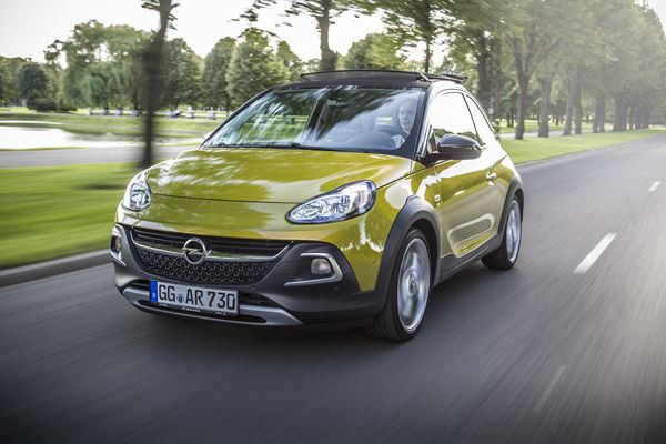 Le mini crossover urbain découvrable Opel Adam Rocks sort des sentiers battus