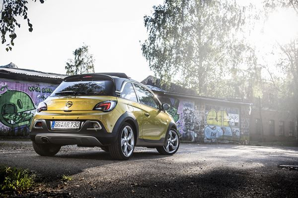 Le mini crossover urbain découvrable Opel Adam Rocks sort des sentiers battus