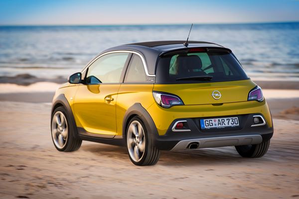 Le mini crossover urbain découvrable Opel Adam Rocks sort des sentiers battus