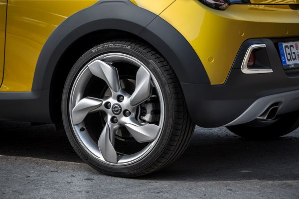 Le mini crossover urbain découvrable Opel Adam Rocks sort des sentiers battus