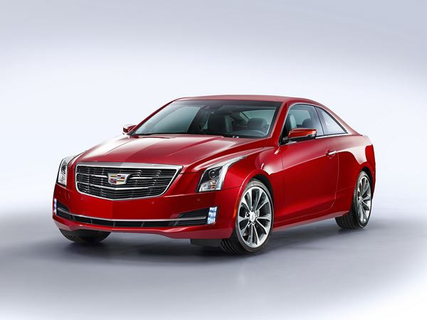 Le coupé ATS arbore le nouveau logo de Cadillac sur sa calandre redessinée