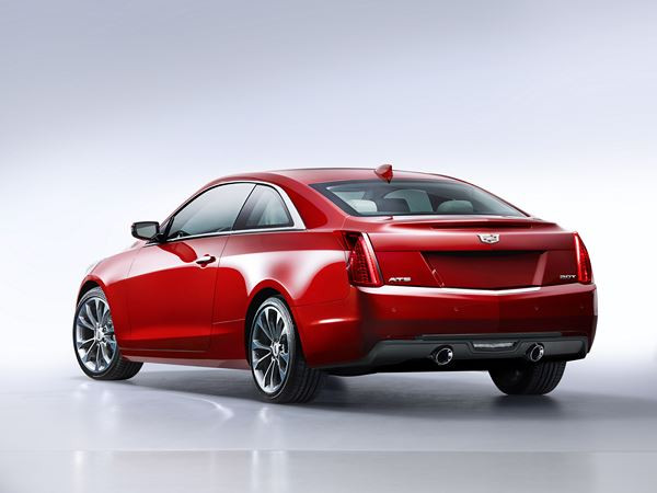 Le coupé ATS arbore le nouveau logo de Cadillac sur sa calandre redessinée