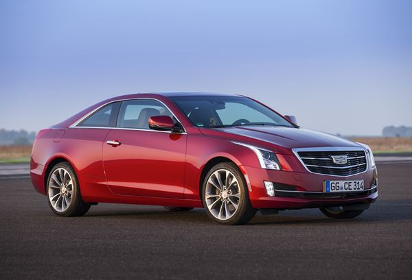 Le coupé ATS arbore le nouveau logo de Cadillac sur sa calandre redessinée