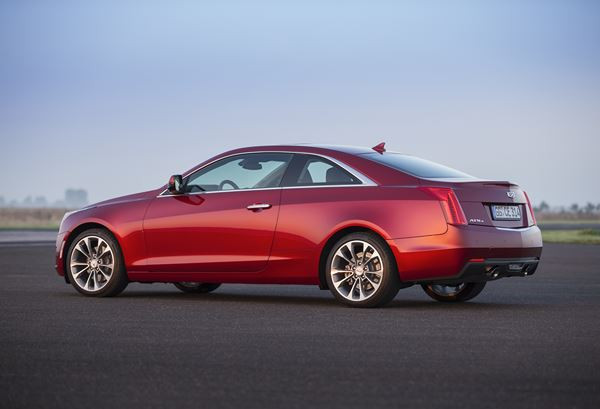 Le coupé ATS arbore le nouveau logo de Cadillac sur sa calandre redessinée