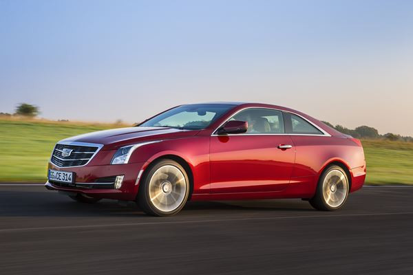 Le coupé ATS arbore le nouveau logo de Cadillac sur sa calandre redessinée