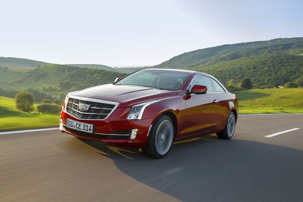 Le coupé ATS arbore le nouveau logo de Cadillac sur sa calandre redessinée