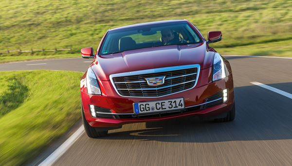 Le coupé ATS arbore le nouveau logo de Cadillac sur sa calandre redessinée