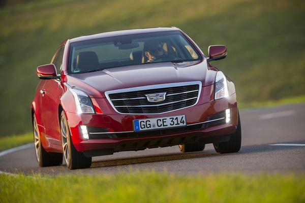 Le coupé ATS arbore le nouveau logo de Cadillac sur sa calandre redessinée