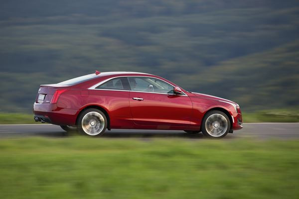 Le coupé ATS arbore le nouveau logo de Cadillac sur sa calandre redessinée