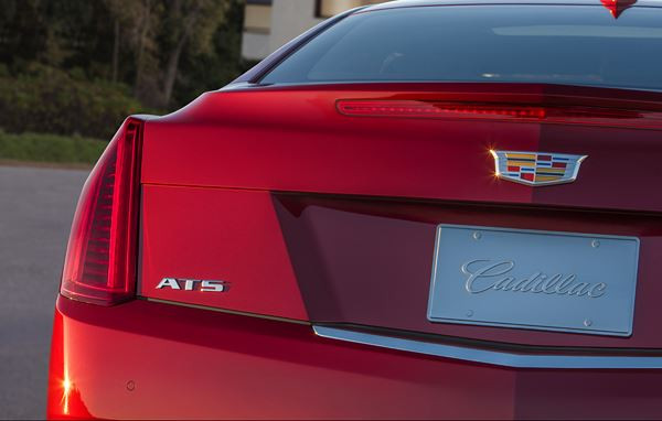 Le coupé ATS arbore le nouveau logo de Cadillac sur sa calandre redessinée