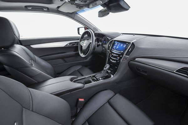 Le coupé ATS arbore le nouveau logo de Cadillac sur sa calandre redessinée