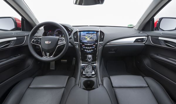 Le coupé ATS arbore le nouveau logo de Cadillac sur sa calandre redessinée