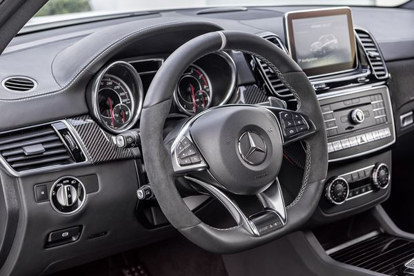 Le SUV haut de gamme Mercedes GLE en approche