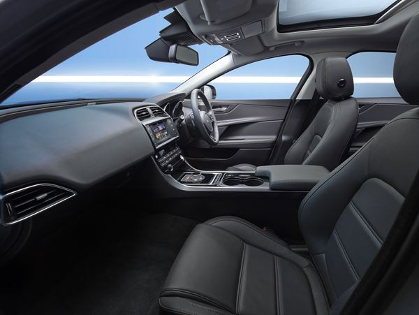 Jaguar XE: une berline à propulsion de taille moyenne au style dynamique