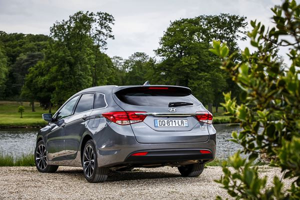La Hyundai i40 s'offre un style extérieur rajeuni avec une nouvelle calandre hexagonale