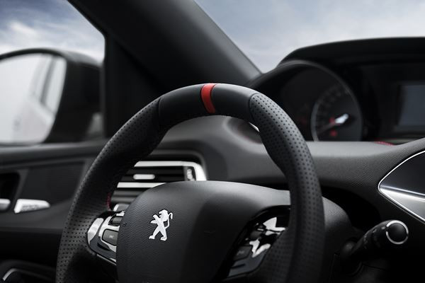 La berline compacte Peugeot 308 se décline en mode GTi
