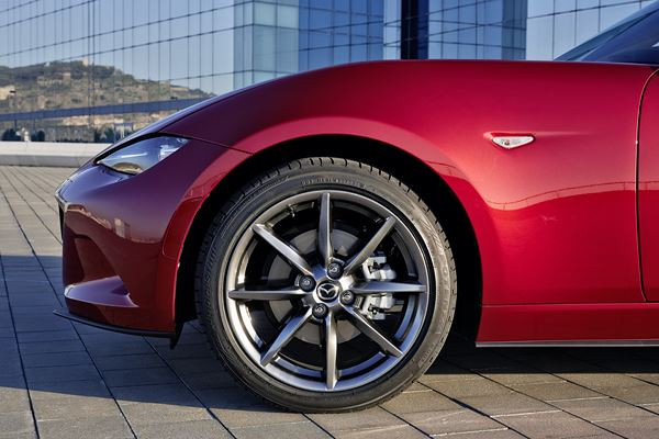 Le roadster Mazda MX-5 de quatrième génération réinterprète le style Kodo