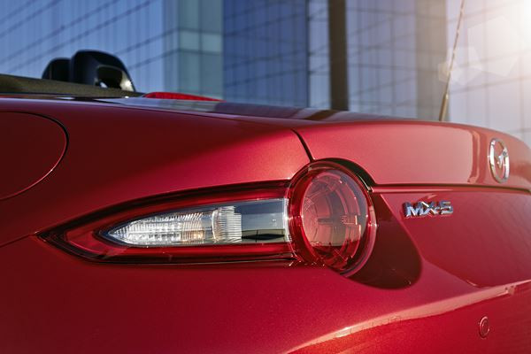 Le roadster Mazda MX-5 de quatrième génération réinterprète le style Kodo