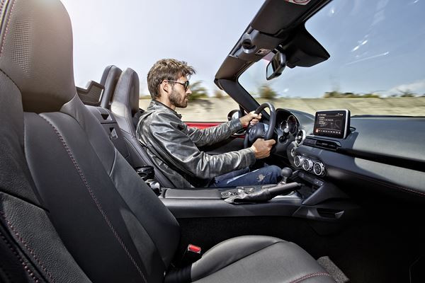 Le roadster Mazda MX-5 de quatrième génération réinterprète le style Kodo