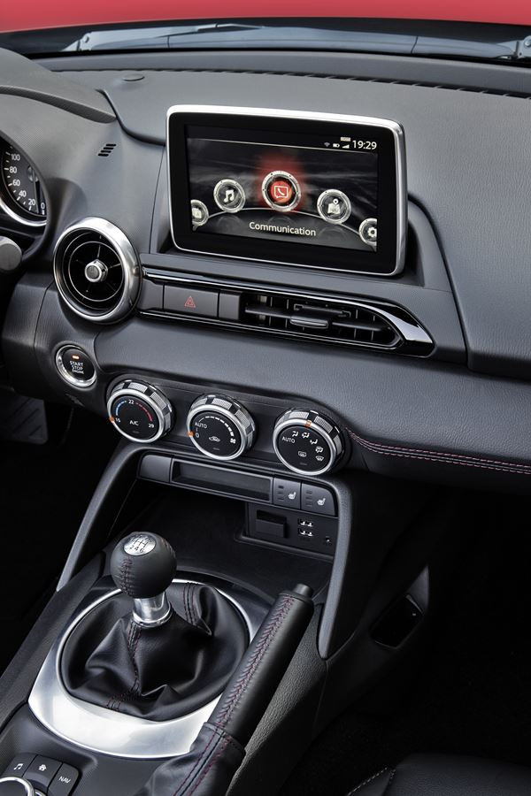 Le roadster Mazda MX-5 de quatrième génération réinterprète le style Kodo