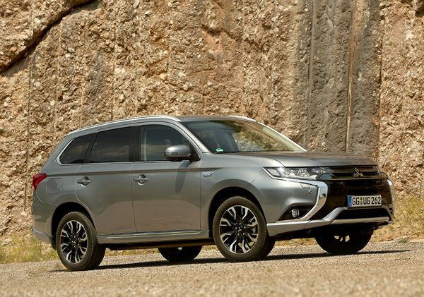 Le Mitsubishi Outlander PHEV arbore la face avant « Dynamic Shield »