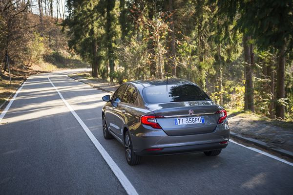 La berline compacte à coffre Fiat Tipo en approche