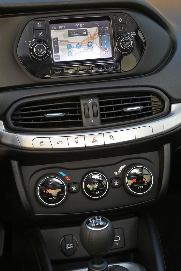 La berline compacte à coffre Fiat Tipo en approche