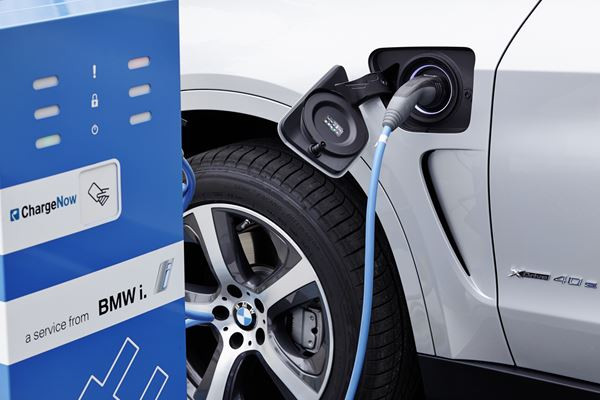 La BMW X5 xDrive40e hybride rechargeable développe une puissance de 313 ch