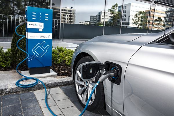 La BMW 330e hybride rechargeable développe une puissance de 252 ch