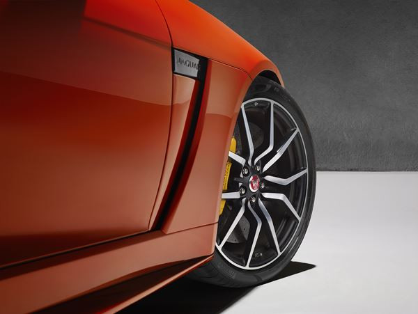 La Jaguar F-Type SVR à moteur V8 5.0L suralimenté développe 575 ch