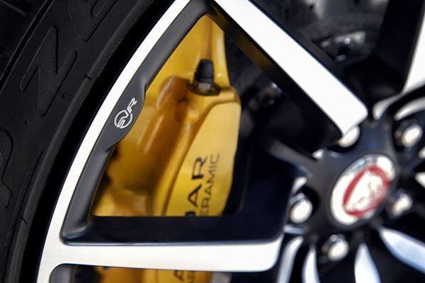 La Jaguar F-Type SVR à moteur V8 5.0L suralimenté développe 575 ch