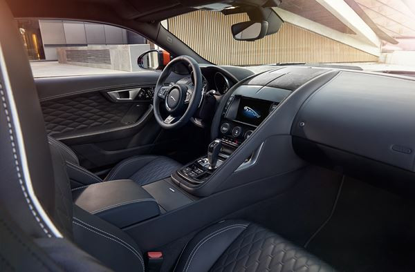 La Jaguar F-Type SVR à moteur V8 5.0L suralimenté développe 575 ch