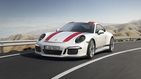 La Porsche 911 R embarque un 6 cylindres à plat de 4 litres développant 500 ch