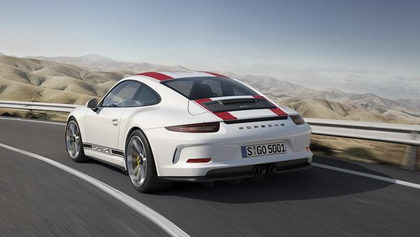 La Porsche 911 R embarque un 6 cylindres à plat de 4 litres développant 500 ch