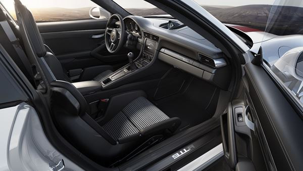 La Porsche 911 R embarque un 6 cylindres à plat de 4 litres développant 500 ch