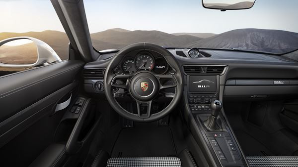 La Porsche 911 R embarque un 6 cylindres à plat de 4 litres développant 500 ch