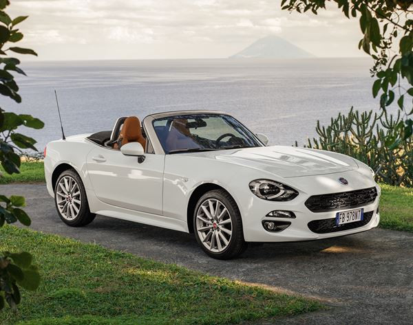 La Fiat 124 Spider revient avec une touche italienne classique