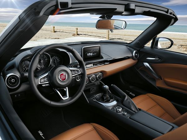La Fiat 124 Spider revient avec une touche italienne classique