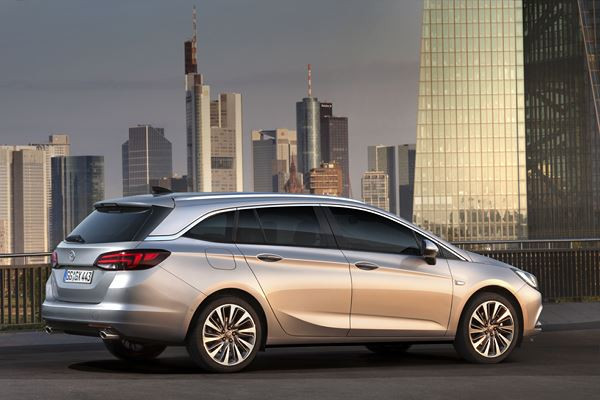 L’Opel Astra Sports Tourer marie design musculeux et espace intérieur généreux