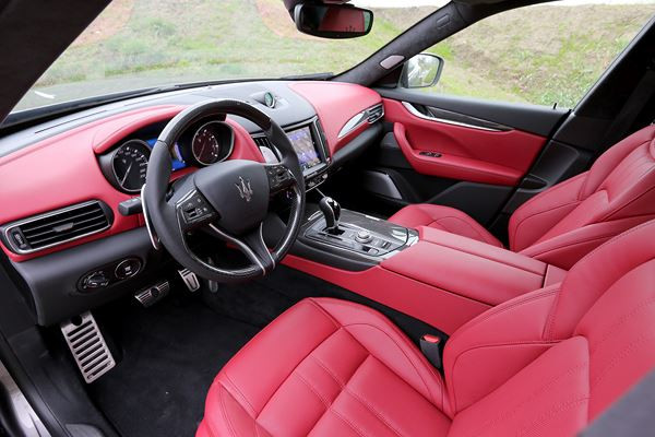 Le SUV de luxe Maserati Levante embarque une imposante calandre