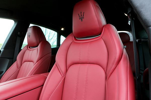Le SUV de luxe Maserati Levante embarque une imposante calandre