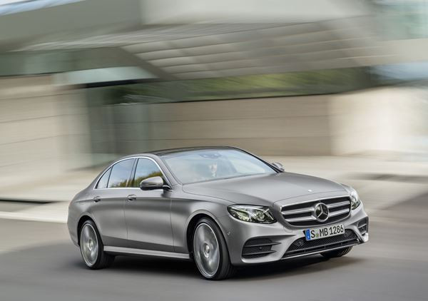 La Mercedes Classe E se démarque par une ligne dynamique et un intérieur raffiné