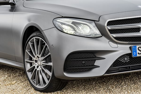 La Mercedes Classe E se démarque par une ligne dynamique et un intérieur raffiné