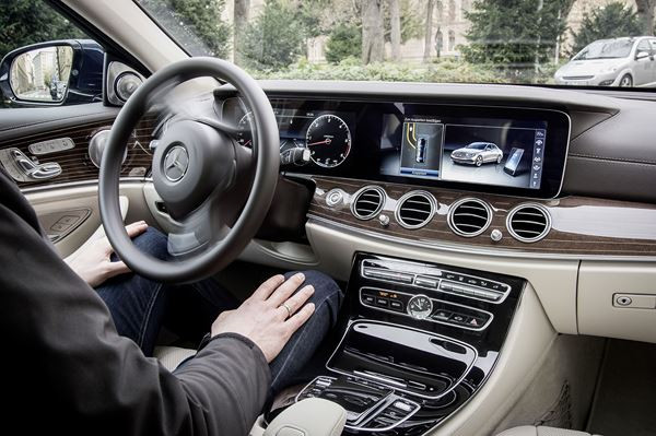 La Mercedes Classe E se démarque par une ligne dynamique et un intérieur raffiné